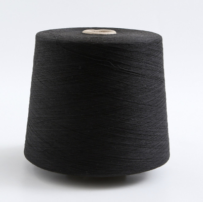 O fio de poliéster branco que tinge-se, 100 girou a linha de costura do poliéster para tricotar manualmente