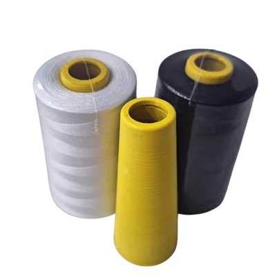 A linha brilhante branca/do preto costura, branco cru girou a linha de costura do poliéster